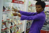 Bắt bảo vệ trộm lô điện thoại trị giá 1,5 tỷ đồng để bao bạn gái Bắt bảo vệ trộm lô điện thoại trị giá 1,5 tỷ đồng để bao bạn gái
