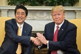 Kiểu bắt tay gây “sốt” cả thế giới của Tổng thống Donal Trump được đánh giá là "thảm họa" Kiểu bắt tay gây “sốt” cả thế giới của Tổng thống Donal Trump được đánh giá là "thảm họa"
