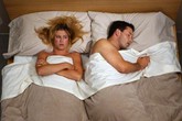 Tư thế ngủ giúp vợ chồng hạnh phúc Tư thế ngủ giúp vợ chồng hạnh phúc