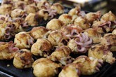 Bánh bạch tuộc nguyên con hút khách tới ăn Bánh bạch tuộc nguyên con hút khách tới ăn