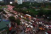 Người dân chật vật về nhà trong cảnh mưa ngập, rối loạn giao thông Người dân chật vật về nhà trong cảnh mưa ngập, rối loạn giao thông