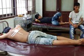 Ba thanh niên không đội mũ bảo hiểm bị công an xã bắn Ba thanh niên không đội mũ bảo hiểm bị công an xã bắn