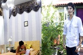 Hai căn nhà cái thì lòe loẹt, cái thì giản đơn của Nguyễn Phi Hùng Hai căn nhà cái thì lòe loẹt, cái thì giản đơn của Nguyễn Phi Hùng