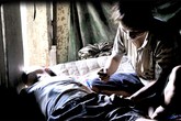 Cận cảnh cách giải rượu độc đáo của người Mông Cận cảnh cách giải rượu độc đáo của người Mông
