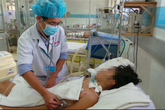 Bị gà mổ trúng gối, người đàn ông cứng đờ, co giật toàn thân Bị gà mổ trúng gối, người đàn ông cứng đờ, co giật toàn thân