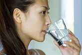 Uống nước trước và sau bữa ăn, có nên không? Uống nước trước và sau bữa ăn, có nên không?