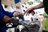 Giá xăng có khả năng tăng mạnh vào ngày mai Giá xăng có khả năng tăng mạnh vào ngày mai