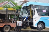 Tài xế thoát chết trong gang tấc sau khi xe khách giường nằm nát đầu sau cú húc vào đuôi xe tải Tài xế thoát chết trong gang tấc sau khi xe khách giường nằm nát đầu sau cú húc vào đuôi xe tải
