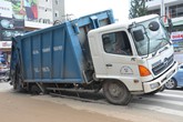 Xe chở rác lọt ‘hố tử thần’ ở trung tâm Sài Gòn Xe chở rác lọt ‘hố tử thần’ ở trung tâm Sài Gòn