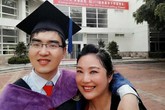 Bà mẹ Trung Quốc nuôi con bại não vào Đại học Harvard Bà mẹ Trung Quốc nuôi con bại não vào Đại học Harvard
