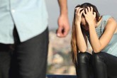 Cay đắng nhìn chồng xách đồ trong nhà mang đến cho người tình Cay đắng nhìn chồng xách đồ trong nhà mang đến cho người tình