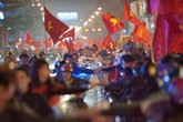 Nhiều người hâm mộ đổ đến Thường Châu xem trận bóng lịch sử Nhiều người hâm mộ đổ đến Thường Châu xem trận bóng lịch sử