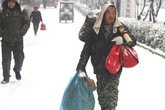 Dành tiền mua áo cho vợ, công nhân TQ đi bộ 40 km dưới tuyết về ăn tết Dành tiền mua áo cho vợ, công nhân TQ đi bộ 40 km dưới tuyết về ăn tết