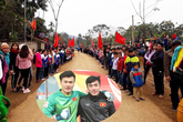Làng Bào ngập tràn trong sắc đỏ chào đón hai anh em thủ môn Tiến Dũng Làng Bào ngập tràn trong sắc đỏ chào đón hai anh em thủ môn Tiến Dũng