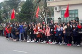 Người hâm mộ Hà Tĩnh xếp hàng dài chờ gặp trung vệ Bùi Tiến Dũng Người hâm mộ Hà Tĩnh xếp hàng dài chờ gặp trung vệ Bùi Tiến Dũng