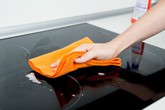 5 cách lau chùi khiến mặt bếp từ chóng hỏng 5 cách lau chùi khiến mặt bếp từ chóng hỏng