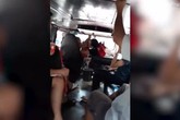 Vợ xông lên xe buýt đấm chồng và tình địch Vợ xông lên xe buýt đấm chồng và tình địch