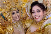 Á hậu Phương Nga vui vẻ chụp hình cùng các thí sinh tại hậu trường Miss Grand International Á hậu Phương Nga vui vẻ chụp hình cùng các thí sinh tại hậu trường Miss Grand International