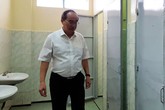 Học sinh ám ảnh bởi nhà vệ sinh trường học Học sinh ám ảnh bởi nhà vệ sinh trường học