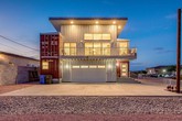 Không thể tin được ngôi nhà cực khang trang này lại được làm từ thùng container thừa Không thể tin được ngôi nhà cực khang trang này lại được làm từ thùng container thừa