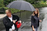 Ông Trump bị chỉ trích vì che ô một mình, để vợ đầu trần dưới mưa Ông Trump bị chỉ trích vì che ô một mình, để vợ đầu trần dưới mưa