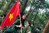 Nữ sinh gây thương nhớ với bức ảnh ngồi nghỉ trên đường hành quân Nữ sinh gây thương nhớ với bức ảnh ngồi nghỉ trên đường hành quân