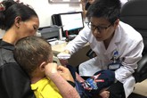 Bệnh vẩy nến tự đắp lá thuốc, toàn thân sùi như da cóc Bệnh vẩy nến tự đắp lá thuốc, toàn thân sùi như da cóc