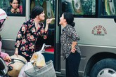 Hoài Linh giả gái, tranh giành địa bàn tại bến xe khách với Ngân Quỳnh Hoài Linh giả gái, tranh giành địa bàn tại bến xe khách với Ngân Quỳnh