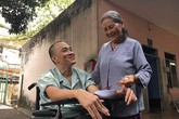 Chuyện người mẹ già chăm đứa con “người dưng” bị bại liệt Chuyện người mẹ già chăm đứa con “người dưng” bị bại liệt