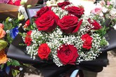 Đắt gấp chục lần hoa nội, hoa nhập khẩu vẫn không đủ bán dịp 20/10 Đắt gấp chục lần hoa nội, hoa nhập khẩu vẫn không đủ bán dịp 20/10