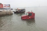 Hy hữu: Xe container trượt bánh 'tắm' dưới vịnh Hạ Long Hy hữu: Xe container trượt bánh 'tắm' dưới vịnh Hạ Long