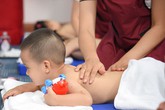 Massage cho trẻ mầm non, lợi bất cập hại Massage cho trẻ mầm non, lợi bất cập hại