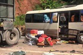 Thông tin mới nhất vụ xe khách đối đầu xe tải làm 12 người bị thương Thông tin mới nhất vụ xe khách đối đầu xe tải làm 12 người bị thương