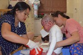 Người phụ nữ làm việc quần quật để... nuôi con thiên hạ Người phụ nữ làm việc quần quật để... nuôi con thiên hạ