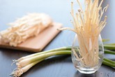 Trồng nấm kim châm từ rễ bỏ đi, sau 2 tuần, cả nhà ăn “đã đời” chả hết Trồng nấm kim châm từ rễ bỏ đi, sau 2 tuần, cả nhà ăn “đã đời” chả hết