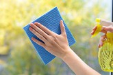 Cửa kính dùng 10 năm vẫn sáng bóng chỉ với 1 nhúm muối và 8 “tuyệt chiêu” đơn giản này! Cửa kính dùng 10 năm vẫn sáng bóng chỉ với 1 nhúm muối và 8 “tuyệt chiêu” đơn giản này!