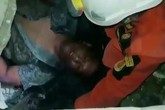 Người đàn ông Indonesia sống sót suốt 4 ngày dưới tòa nhà sập vì động đất Người đàn ông Indonesia sống sót suốt 4 ngày dưới tòa nhà sập vì động đất