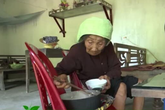 Xót xa cụ bà gần 90 tuổi mù lòa, cô đơn trong căn nhà xiêu vẹo Xót xa cụ bà gần 90 tuổi mù lòa, cô đơn trong căn nhà xiêu vẹo