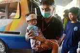 Người cha đau khổ đi tìm xác con trai suốt 5 ngày sau trận thảm họa kép khiến hàng nghìn người chết thảm Người cha đau khổ đi tìm xác con trai suốt 5 ngày sau trận thảm họa kép khiến hàng nghìn người chết thảm