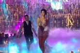 Lan Khuê và ông xã doanh nhân nhảy sôi động trong lễ cưới Lan Khuê và ông xã doanh nhân nhảy sôi động trong lễ cưới