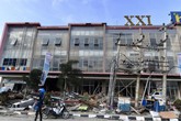 Đau buồn và phẫn nộ khi cơ quan chức năng thông báo ngừng tìm kiếm nạn nhân thảm họa ở Indonesia Đau buồn và phẫn nộ khi cơ quan chức năng thông báo ngừng tìm kiếm nạn nhân thảm họa ở Indonesia