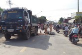 Tài xế xe ben cố tình lùi xe cán chết nữ sinh 15 tuổi? Tài xế xe ben cố tình lùi xe cán chết nữ sinh 15 tuổi?