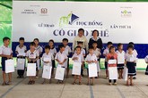 Học bổng cô giáo Nhế - 14 năm nâng bước đến trường Học bổng cô giáo Nhế - 14 năm nâng bước đến trường