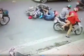 Clip người phụ nữ bị gã đàn ông đạp ngã vào ô tô khi đang đi trên phố Clip người phụ nữ bị gã đàn ông đạp ngã vào ô tô khi đang đi trên phố