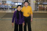 Cụ bà 90 tuổi nửa đêm ra đón ca sĩ hải ngoại Tuấn Vũ Cụ bà 90 tuổi nửa đêm ra đón ca sĩ hải ngoại Tuấn Vũ