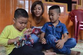 Vụ lùi xe trên cao tốc: Vợ tài xế Hoàng bật khóc khi nghe tin hủy án Vụ lùi xe trên cao tốc: Vợ tài xế Hoàng bật khóc khi nghe tin hủy án