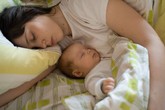 Để trẻ không gặp nguy khi ngủ cùng bố mẹ, nhất định phải biết điều này Để trẻ không gặp nguy khi ngủ cùng bố mẹ, nhất định phải biết điều này