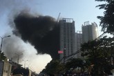 Hà Nội: Cháy lớn ở khu chung cư đang xây dựng, cột khói đen hàng chục mét khiến người đi đường hoảng sợ Hà Nội: Cháy lớn ở khu chung cư đang xây dựng, cột khói đen hàng chục mét khiến người đi đường hoảng sợ