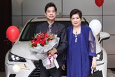 Ngọc Sơn quỳ gối khi được mẹ tặng xe 3 tỷ mừng sinh nhật tuổi 50 Ngọc Sơn quỳ gối khi được mẹ tặng xe 3 tỷ mừng sinh nhật tuổi 50