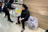 Mẹ già 70 tuổi bờ phờ chen lấn mua tặng 2 con dâu bộ nồi giảm giá Mẹ già 70 tuổi bờ phờ chen lấn mua tặng 2 con dâu bộ nồi giảm giá